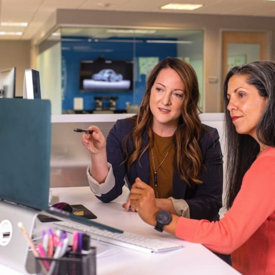 How to choose the right cyber security partner 1 Employees having a meeting discussing what managed XDR is and how it can benefit